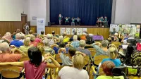 Mladi in starejši so se v Vipavi skupaj razgibali z vajami, ki  
posnemajo naravno gibanje živali. 