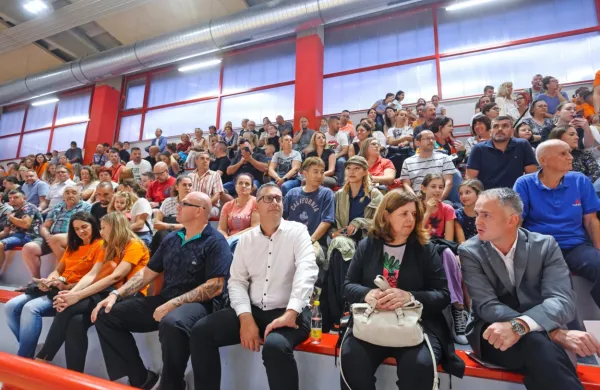 Številni gledalci so lahko preizkusili po obnovi veliko bolj funkcionalno športno dvorano. 