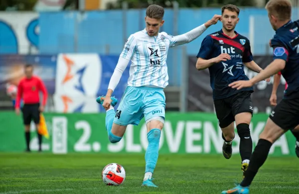 Žan Leban (v svetlejšem dresu) je bil že predlani vodilni strelec 
Gorice v drugi ligi.