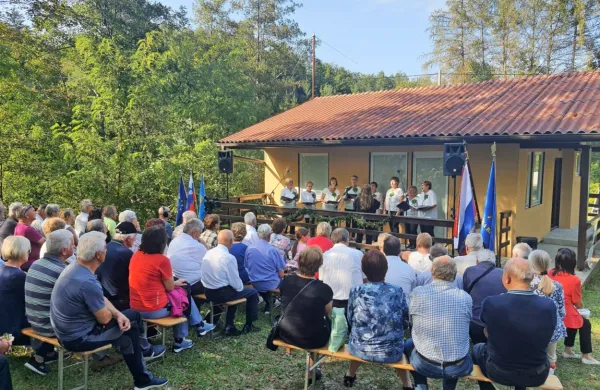 Natanko 80 let po tragični bitki v Kivniku so se na nedeljski 
slovesnosti poklonili dolga leta pozabljenim 34 padlim domačinom.  