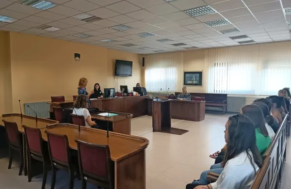 Dijakom  so  delo sodišča  predstavili  tudi  skozi  simulacijo   kazenske 
glavne  obravnave. 