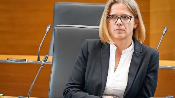 Sanja Ajanović Hovnik pozive k odstopu zavrača z besedami, da ni 
storila nič nezakonitega.
