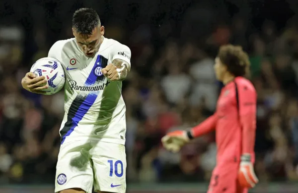 Interjev kapetan Lautaro Martinez (z žogo) že pogleduje proti 
nocojšnjemu izzivu z Benfico.