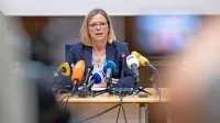 Sanja Ajanović Hovnik poudarja, da je razpis vodila razpisna 
komisija in da ona kot ministrica ni odločala o ničemer.  