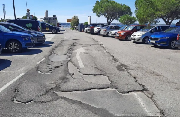 V ponedeljek bodo začeli obnavljati vozni pas pri  zapornici na 
izhodu iz  Pirana.