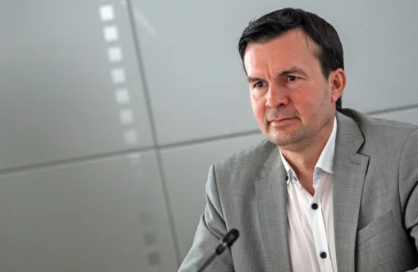 Preiskovalna komisija  DZ, ki preiskuje sume nezakonitega financiranja političnih strank, ocenjuje, da se Uroš Urbanija izogiba 
zaslišanju.
