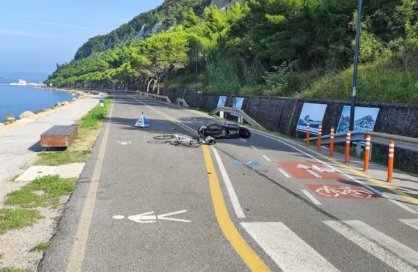 Prometna nesreča na obalni cesti: kolesar se je huje po&scaron;kodoval, s helikopterjem so ga odpeljali v Ljubljano