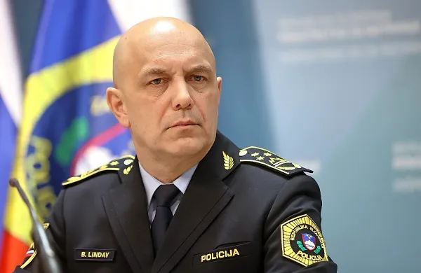 Na zadnjem razpisu neizbrani kandidat za generalnega direktorja 
policije Boštjan Lindav (na fotografiji) je v ponedeljek na upravno 
sodišče vložil tožbo, s katero izpodbija izbirni postopek, v katerem 
je bil za prvega človeka policije izbran Senad Jušić.