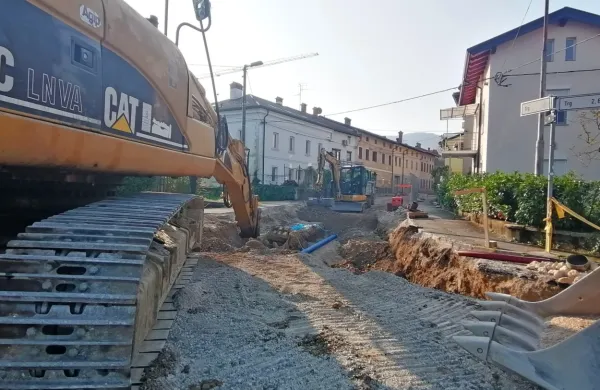  Stroji  med drugim kopajo v zemljo  pri starem mostu v Renčah. 
