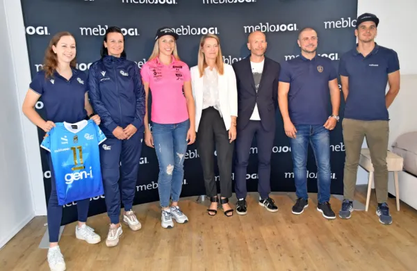Meblo Jogi športna družina, z leve so: Pia Blažič, Tina Lipicer 
Samec (OK Gen-I Volley), Ana Bucik (SK Gorica),  Teja Bajramović, 
Rok Lozej (predstavnika podjetja),  Miroslav Benicky (RK Celje 
Pivovarna Laško) in Robert Jenko (KK Meblo Jogi Pro Concrete).