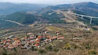  Črni Kal je v bližini avtoceste in bodočega drugega tira, a daleč 
proč od kanalizacijskega omrežja.