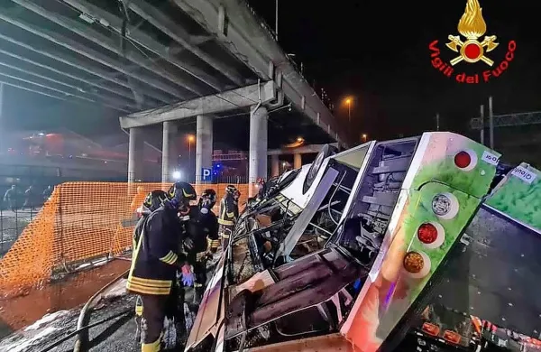 V tragediji, ko je v torek zvečer med beneškima predeloma Mestre 
in Marghera avtobus s turisti prebil zaščitno ogrado in padel 
kakšnih deset metrov v globino, na železniško progo, je umrla tudi 
24-letna Splitčanka.