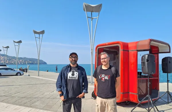 Boštjan Bugarič in Toni Bračanov pred kioskom K67, domom projekta NOR PARK.ing, posvečenem  preminulemu novinarju Martinu Reichertu     