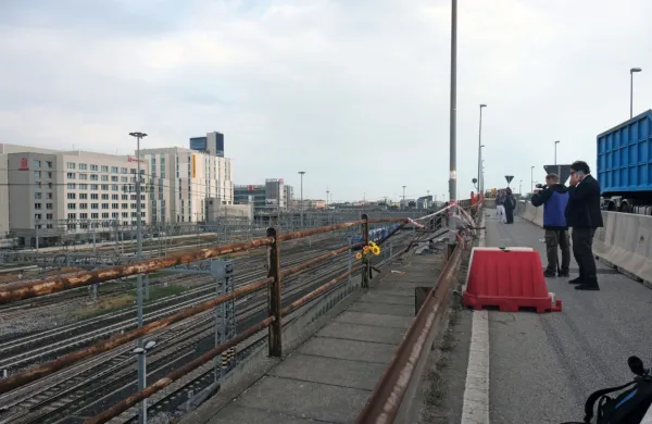 Avtobus na električni pogon je  v Mestrah prebil ograjo in zapeljal 
z nadvoza. Vzrok za nesrečo ostaja neznan. 