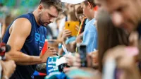 Luka Dončić je vedno in povsod magnet za navijače. 