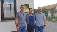 Domačinu Petru Hrovatinu (levo), ki je po piku ose doživel 
anafilaktični šok, sta med prvimi priskočila na pomoč prva 
posredovalca Dijana Godec in Erik Delost (desno).