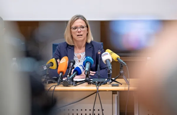 Sanja Ajanović Hovnik je odstopila s funkcije ministrice za javno 
upravo.
