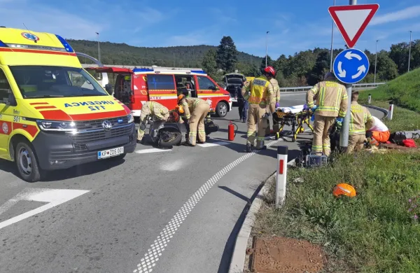 Trčila motorist in avto