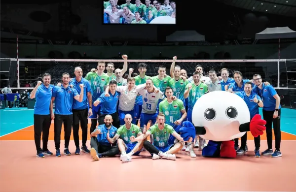 Slovenci  bodo morali drugo mesto, ki še vodi v Pariz, loviti na 
tekmah proti Japonski in Srbiji.
