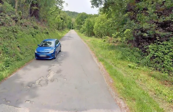 Cesta med Pučami in Šmarjami je godna za obnovo, saj polna 
razpok in udarnih jam. 