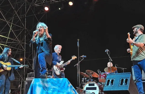 Patti Smith se je v dodatku pri  sklepni himni  People Have the Power na odru pridružila italijanska kantavtorica Elisa. 