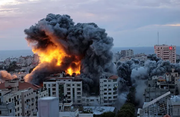 Napad Hamasa na Izrael je  zahteval več sto življenj in zaostril 
konflikt.