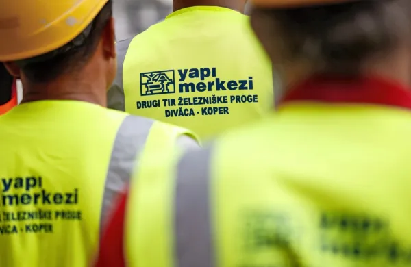 Društvo Delavska svetovalnica je vložila kazensko  ovadbo proti 
podjetjema Türkcan in Yapi Merkezi. 