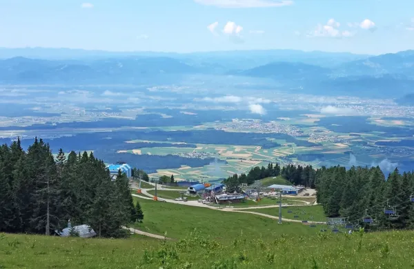 V nedeljo se  obeta redek vremenski pojav. Najprej bo zapihal zelo 
topel fen, ki lahko v Ljubljani prinese rekordne oktobrske temperature, nato pa bo prehod hladne fronte prinesel kratkotrajno 
ohladitev.