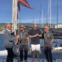 Stefano Chiarandini, predsednik Jadralskega združenja Oscar Cosulich, Lucio Provvidenti, vodja jadranice Barraonda, umetnik Marko Peljhan, Bruno Gomiscech, član ekipe (z leve)