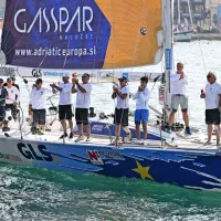 Posadka Adriatica Europe z legendarnim krmarjem Dušanom 
Puhom se je spet potrdila kot zelo konkurenčna in osvojila osmo 
mesto.