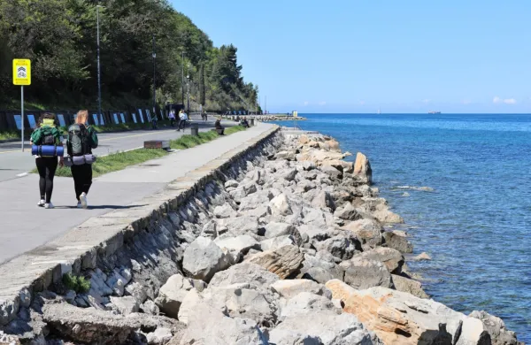 Obalna cesta, ki povezuje Koper in Izolo.