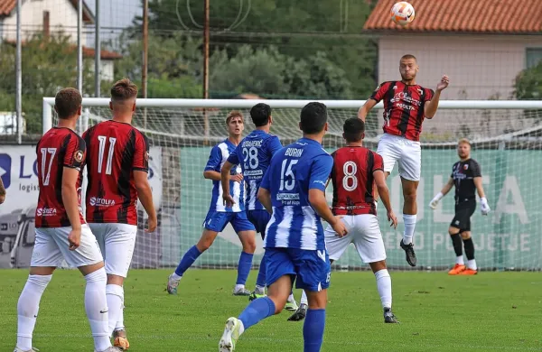 Dekančani (v modro belih dresih) so zadnjo zmago vknjižili v 
Sežani, kjer na prvo v drugi ligi še čakajo. 