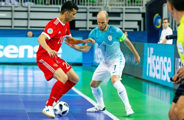 Za stabilnost slovenske igre je skrbel kapetan Igor Osredkar 
(desno). 