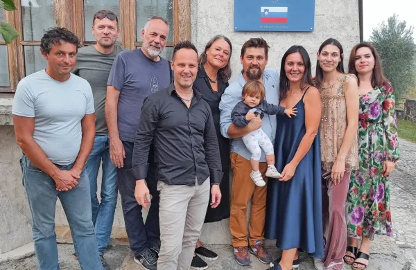 Tri umetnike bosta na kulturni ambasadi Slovenije v Italiji gostila Kristian Keber  (na fotografiji v sredini s hčerko) in sestra Veronika.