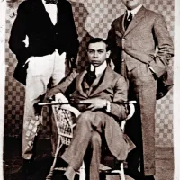 Max Oppenheimer (v sredini), ob Oskarju Kokoschki (levo), na 
desni stoji   igralec   Ernst Reinhold.  Fotografija je posneta ob koncu 
prvega desetletja 20. stoletja.  