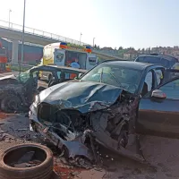 (FOTO + VIDEO) Huda prometna nesreča na koprski hitri cesti. 60-letnica zapeljala v napačno smer, vanjo je trčil domačin.