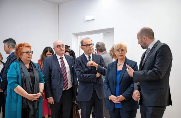  Predsednica republike Nataša Pirc Musar upa, da bo prenovljeni 
narodni dom stičišče mladih in bo omogočal tako druženje 
pripadnikov večine in manjšine v Trstu kot Slovencev iz Italije in iz 
Slovenije.