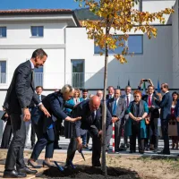 Slovenska predsednica Nataša Pirc Musar, predsednik Furlanije-Julijske krajine Massimiliano Fedriga in tržaški župan Roberto 
Dipiazza so na vrtu doma simbolno posadili lipo.