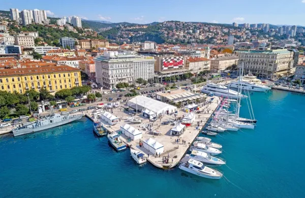 Moški je namesto vode v kozarcu dobil nevarno kislino. 