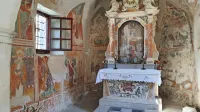 V cerkvi sv. Tomaža apostola v Famljah so poslikane stene in strop prezbiterija.