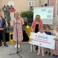    Direktor podjetja TIM International Tomaž Milič in večletna vodja 
Mestne kavarne Piran Tamara Posavec Simčič sta predsednici 
društva Palčica Pomagalčica Larisi Štoka  predala donacijo v 
vrednosti tisoč evrov. 