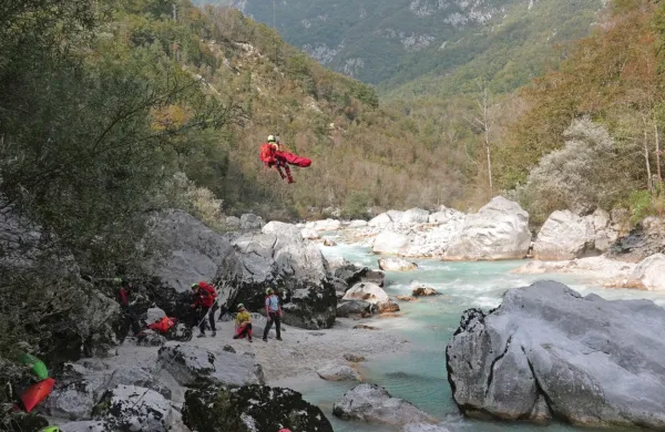 Poškodovanega Švicarja  so  s  helikopterjem  odpeljali  v  jeseniško 
bolnišnico.  