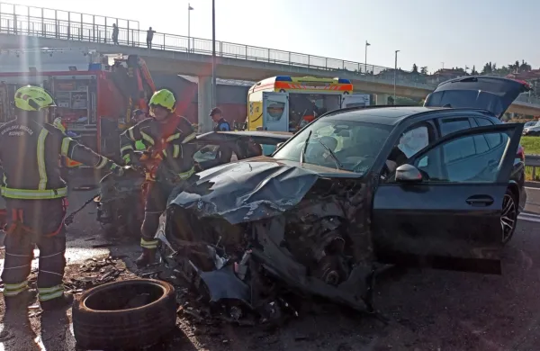  Policisti so   zaznali številne voznike, ki so obvozili trčenje in peljali 
naprej, preden je bil zavarovan kraj prometne nesreče.
