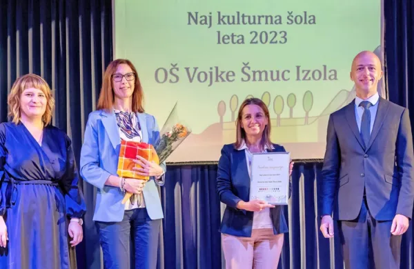 Priznanje za naj kulturno šolo sta za OŠ Vojke Šmuc prevzeli 
pomočnica ravnatelja  Veronika Zubin (druga z leve) in učiteljica 
slovenščine Deana Protner (tretja z leve). Ob njiju sta pomočnik 
direktorja Javnega sklada za kulturne dejavnosti dr. Tomaž 
Simetinger in  Klavdija Gregorin Štiftar, koordinatorica območne 
izpostave JSKD Domžale.