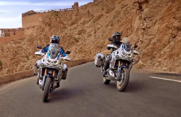 Na evropski ravni so v lanskem letu prodali skoraj polovico Hond 
CRF1100L africa twin s samodejnim DCT menjalnikom z dvojno 
sklopko.
