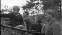 Propagandna fotografija prikazuje vojaka JNA na položajih skupaj 
z otroki iz bližnje vasi.