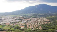 Geografski inštitut SAZU na Goriškem med demografsko trdne 
občine  uvršča samo urbano Ajdovščino (na fotografiji) in ruralno 
Vipavo.