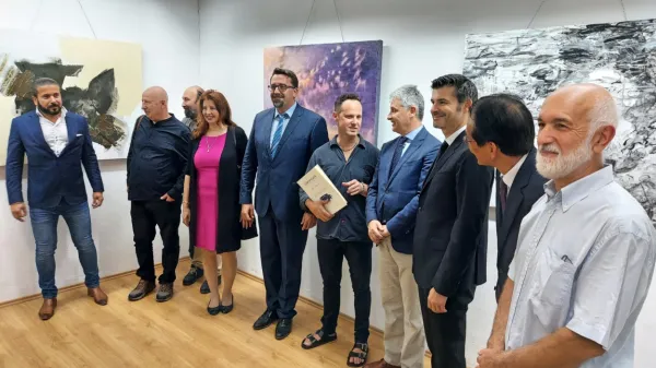 (FOTO) V Lokarjevi galeriji zaživela razstava ART CIRCLE JESEN 2023
