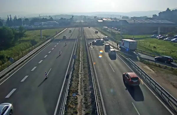 Na posnetku je videti šest voznikov, ki so mimo razbitin odpeljali 
naprej.