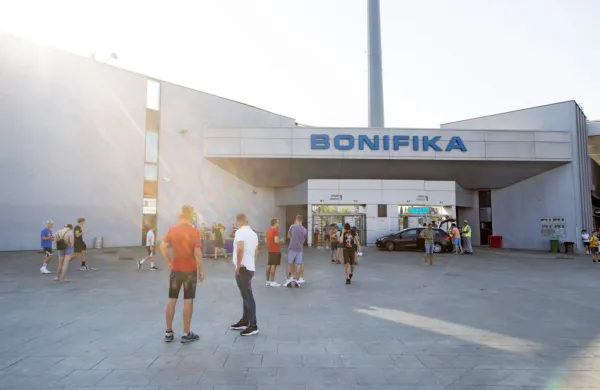 Gledalci so zaman čakali, da bi  odprli vrata stadiona.